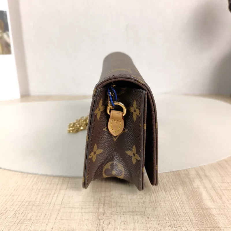 Louis Vuitton Crossbody Bag LILY Chain Bagwoc Monogram PVC 21 × 3.5 × 10.5 cm — detail view 10 of 13