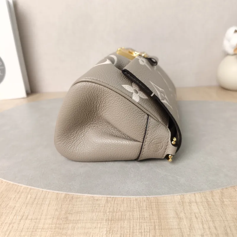 Louis Vuitton Crossbody Bag Favorite Empreinte Embossed Calfskin Medium24 × 9 × 14 cm — detail view 10 of 13