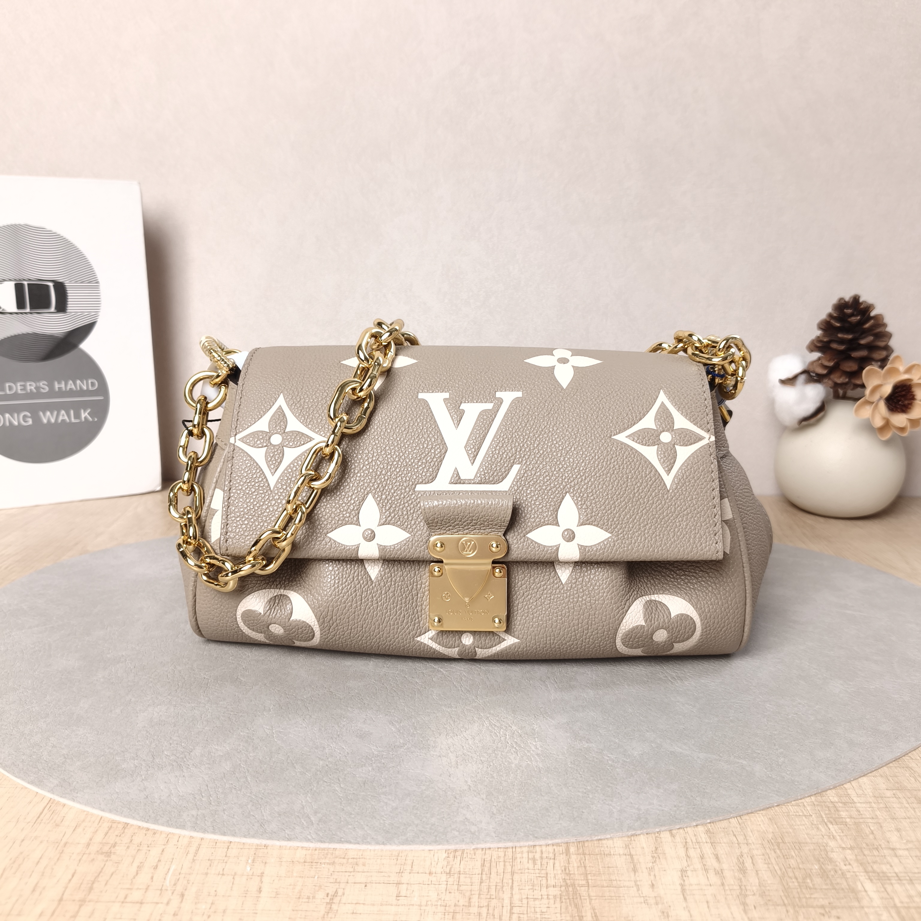 Louis Vuitton Crossbody Bag Favorite Empreinte Embossed Calfskin Monogram Medium24 × 9 × 14 cm