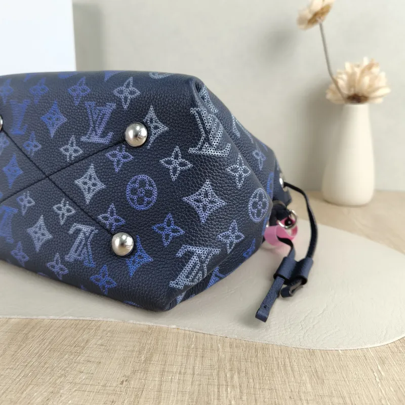 Louis Vuitton Crossbody Bag BELLA · Calfskin One Size 22 × 14 × 19 cm — detail view 8 of 9