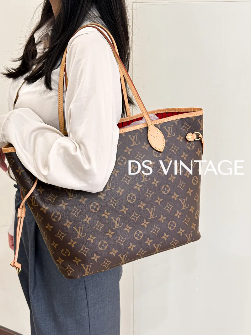 Louis Vuitton Shoulder Bag Neverfull Monogram PVC Medium31 × 14 × 28 cm — on-model view 3 of 3