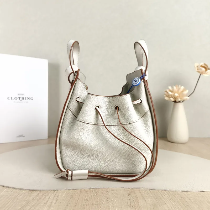 LOEWE Crossbody Bag Hammock White Calfskinmini17 × 11 × 19.5 cm