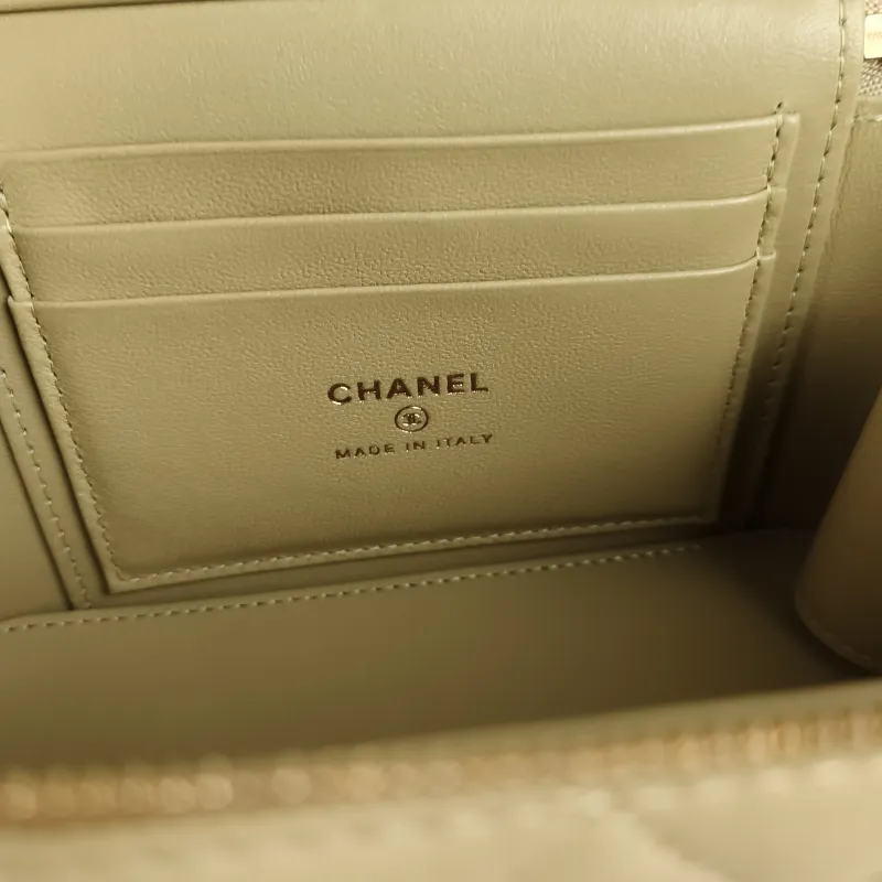 Chanel Crossbody Bag Edition Lambskin One Size 16 × 8 × 9.5 cm — detail view 6 of 10