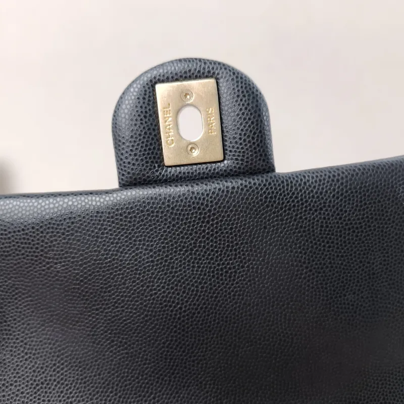 Chanel Crossbody Bag22a Black Grained Calfskin One Size20 × 6 × 15 cm — detail view 3 of 16