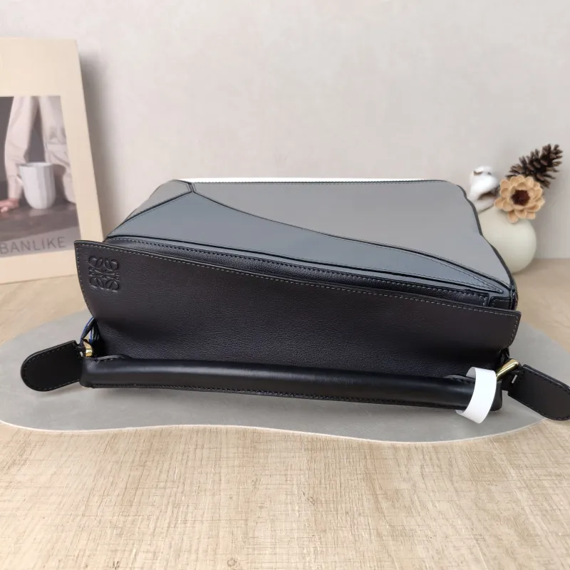 LOEWE Crossbody Bag Puzzle Colorblock Calfskin Medium 29 × 14 × 19.5 cm — detail view 5 of 15