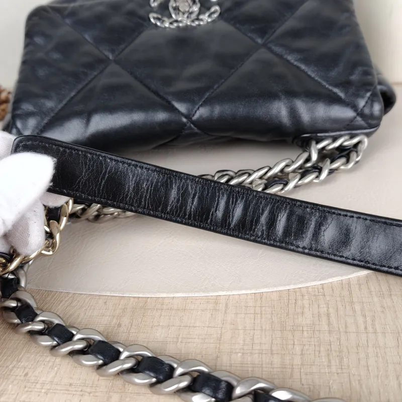 Chanel Crossbody Bag 19Bag Black SL ambskin Small 26 × 9 × 16 cm — detail view 12 of 15