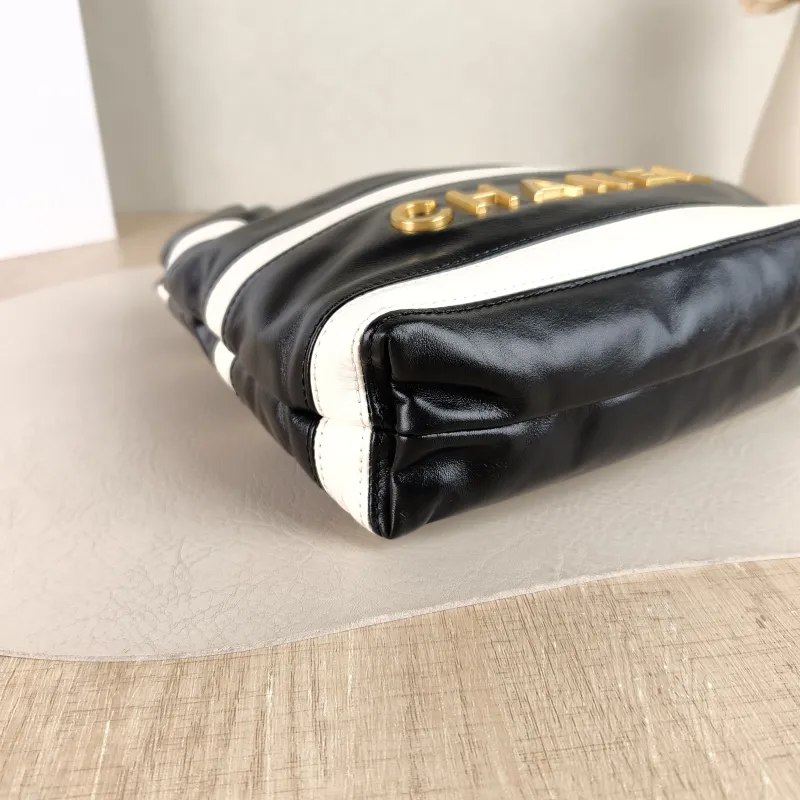 Chanel Crossbody Bag22Bag Black White Calfskinmini20 × 6 × 19 cm — detail view 2 of 10