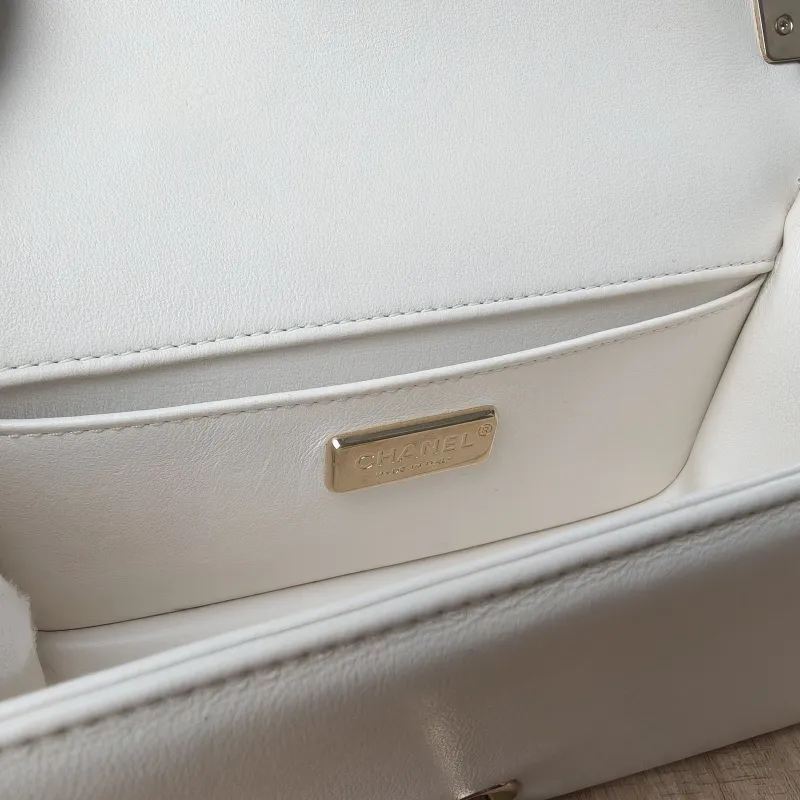 Chanel Crossbody Bag Le Boy​ Edition White Calfskin Small20.5 × 8.5 × 12 cm — detail view 11 of 19