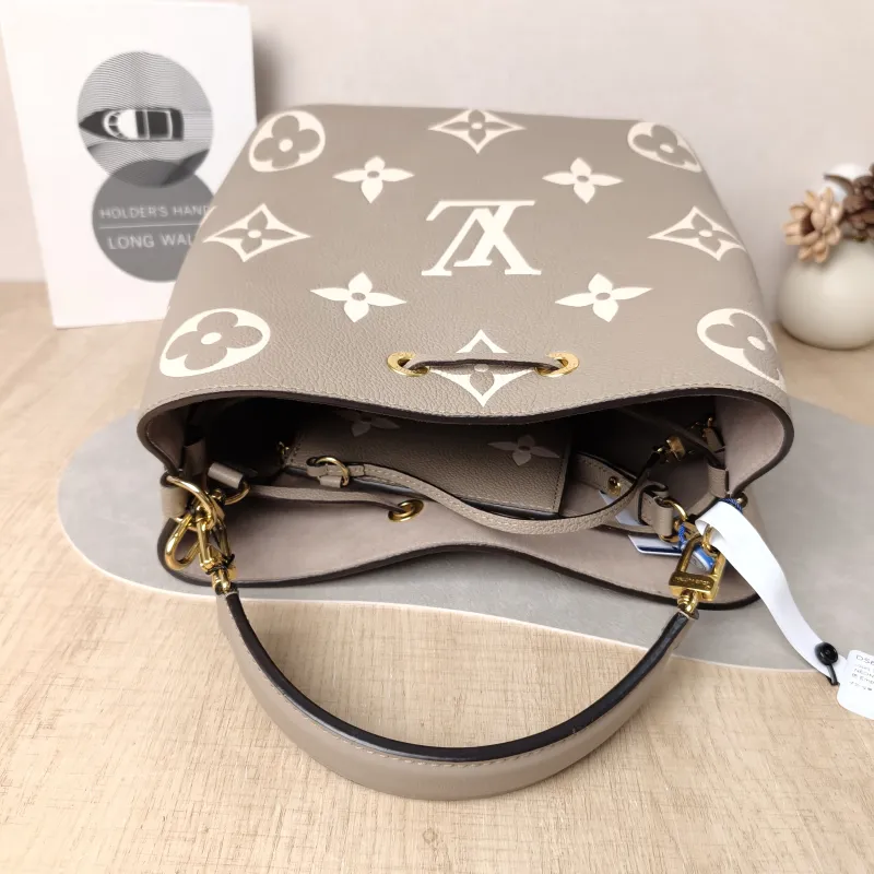 Louis Vuitton Shoulder Bag NÉONOÉ Bucket Bag · White Empreinte Embossed Calfskin Medium 26 × 17.5 × 26 cm — detail view 3 of 13