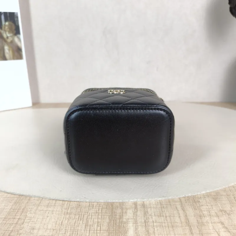 Chanel Crossbody Bag Edition Black Lambskin11 × 7 × 9 cm — cover view 4 of 6