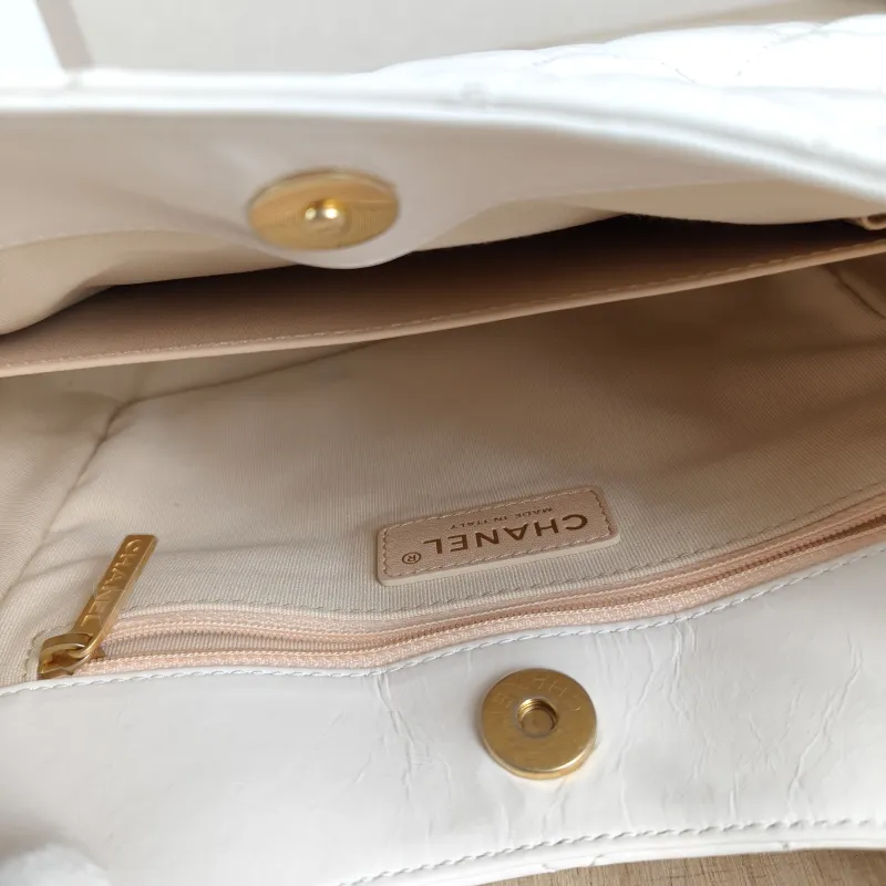 Chanel Crossbody Bag HOBO White Waxed Leather Medium 23 × 8 × 21 cm — detail view 9 of 10