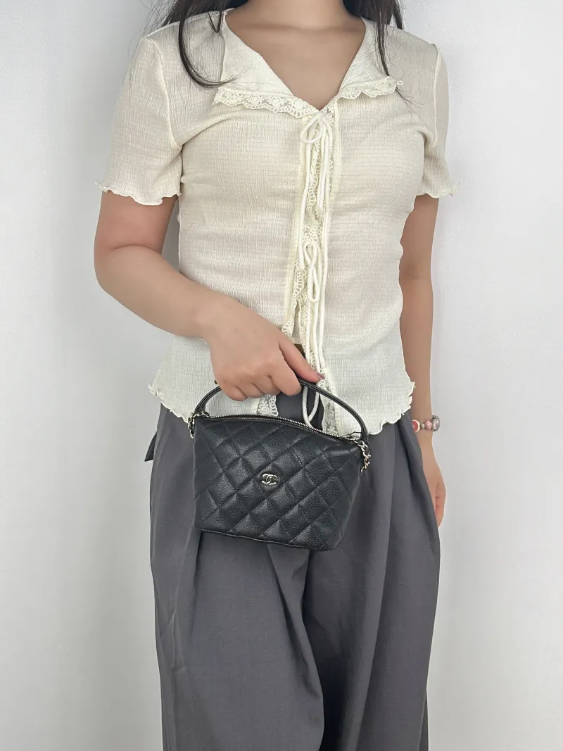 Chanel Crossbody Bag25c Vanity Case Bag Black Grained Calfskin One Size16 × 6 × 13 cm — on-model view 2 of 3