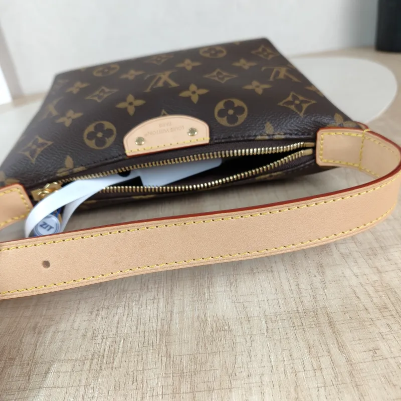 Louis Vuitton Shoulder Bag Pochette Hills Monogram PVC One Size 18.5 × 6.5 × 11 cm — detail view 1 of 10