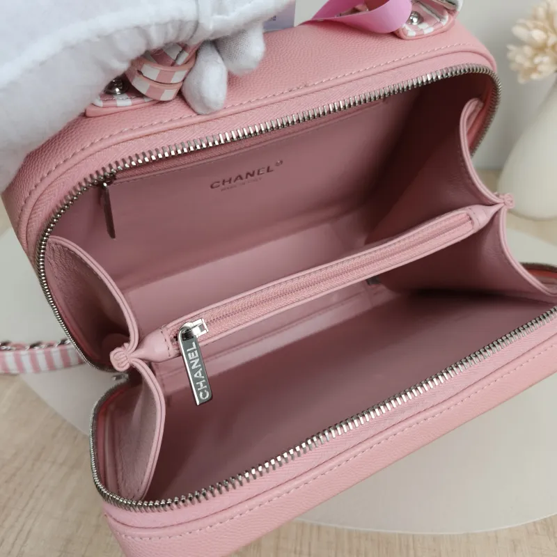 Chanel Crossbody Bag CC Filigree Vanity Cosmetic Bag White Grained Calfskin Medium21 × 8 × 16 cm — detail view 13 of 15