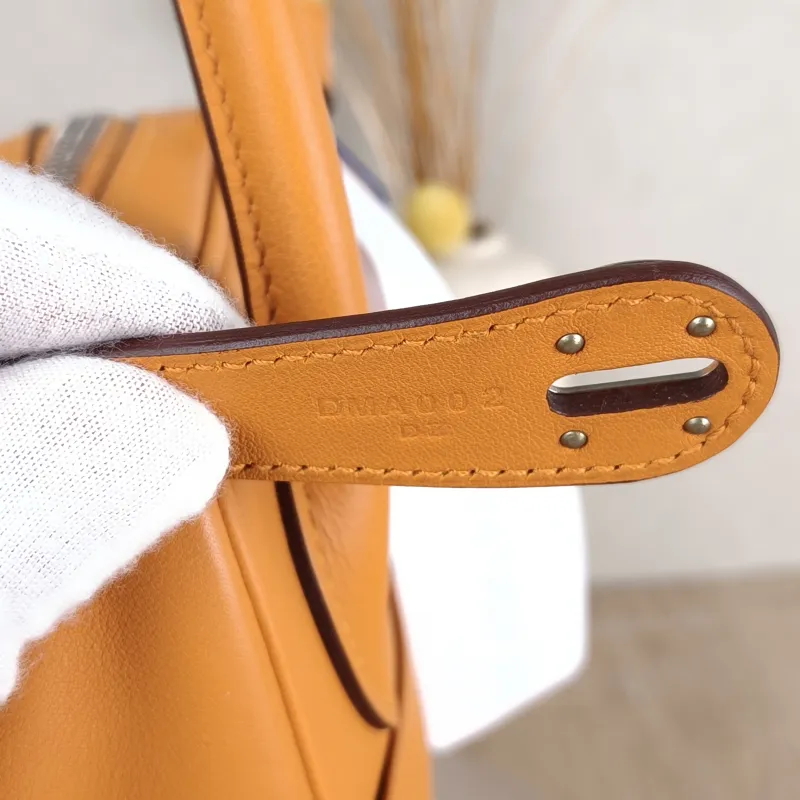 Hermès Crossbody Bag Lindy 30 Taurillon Clemence TC Calfskin 30 30 × 15 × 19 cm D — detail view 11 of 11