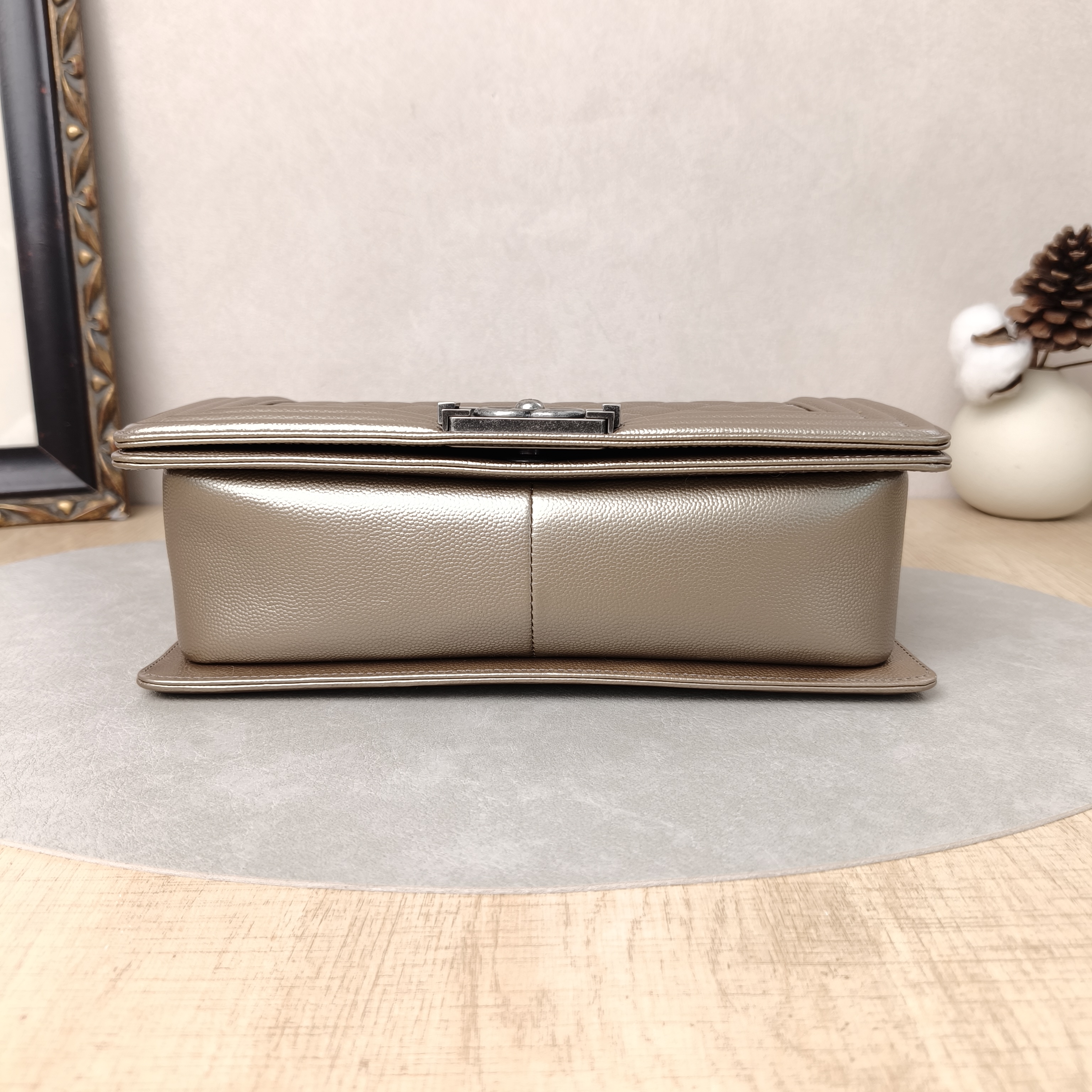 Chanel Crossbody Bag Le Boy Gold Grained Calfskin Medium 25 × 9 × 15 cm — cover view 4 of 5