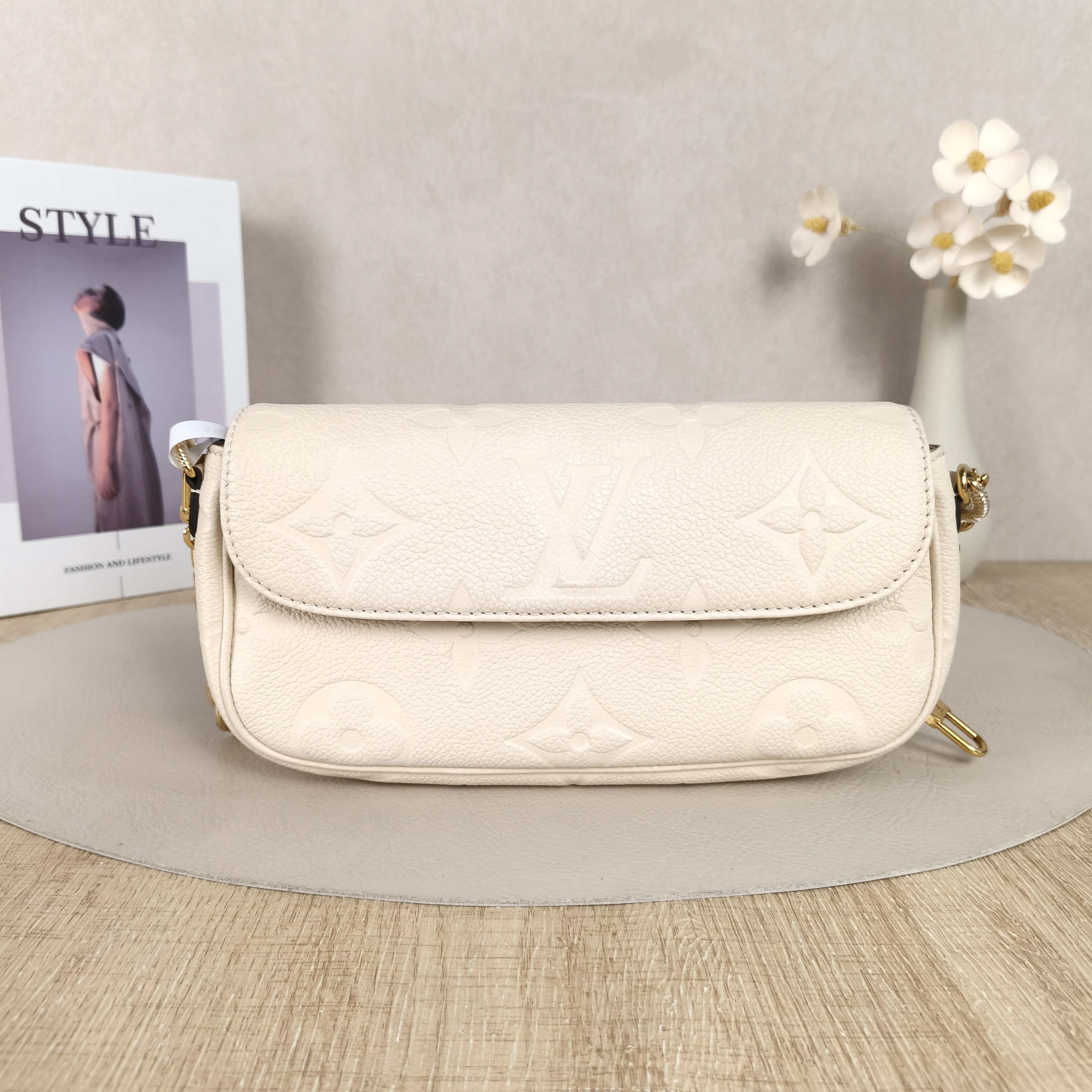 Louis Vuitton Shoulder Bag IVY White Calfskin Small23.5 × 4.3 × 12 cm