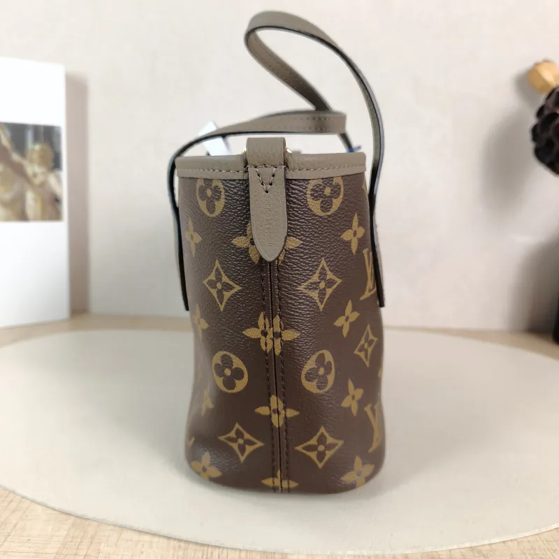 Louis Vuitton Crossbody Bag NEVERFULL INSIDE OUT BB PVC · Calfskin BB 26.5 × 11 × 16.5 cm — detail view 8 of 11
