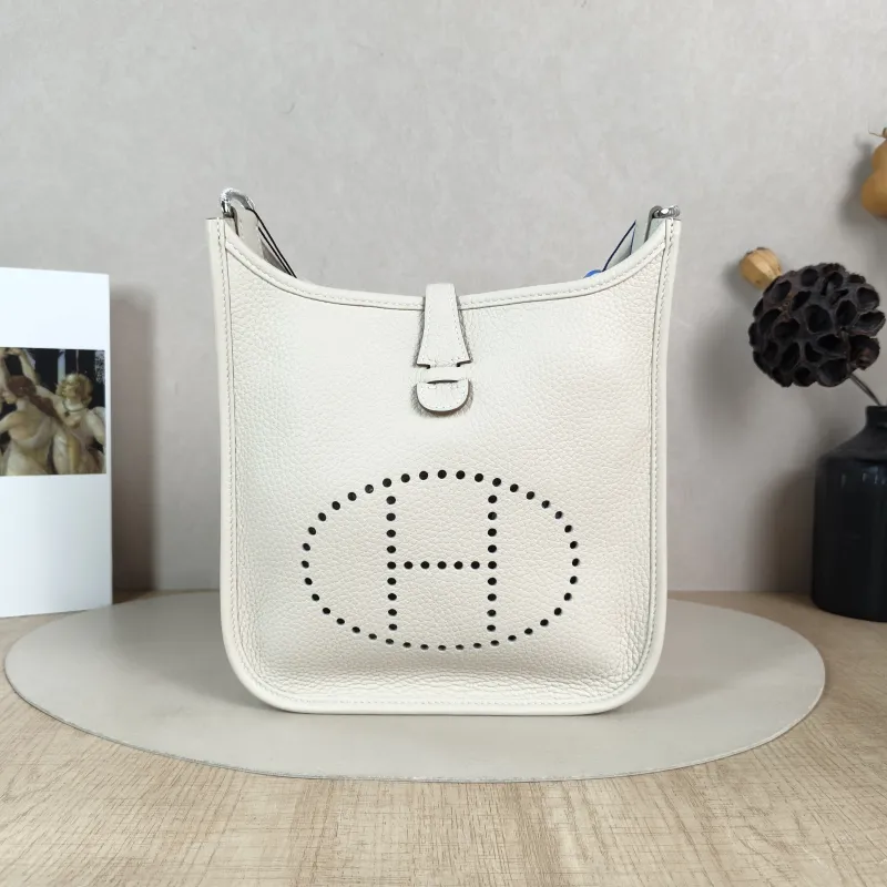 Hermès Crossbody Bag Evelyne 23 23 10Craie Taurillon Clemence TC Calfskin 23 × 6 × 24 cm G