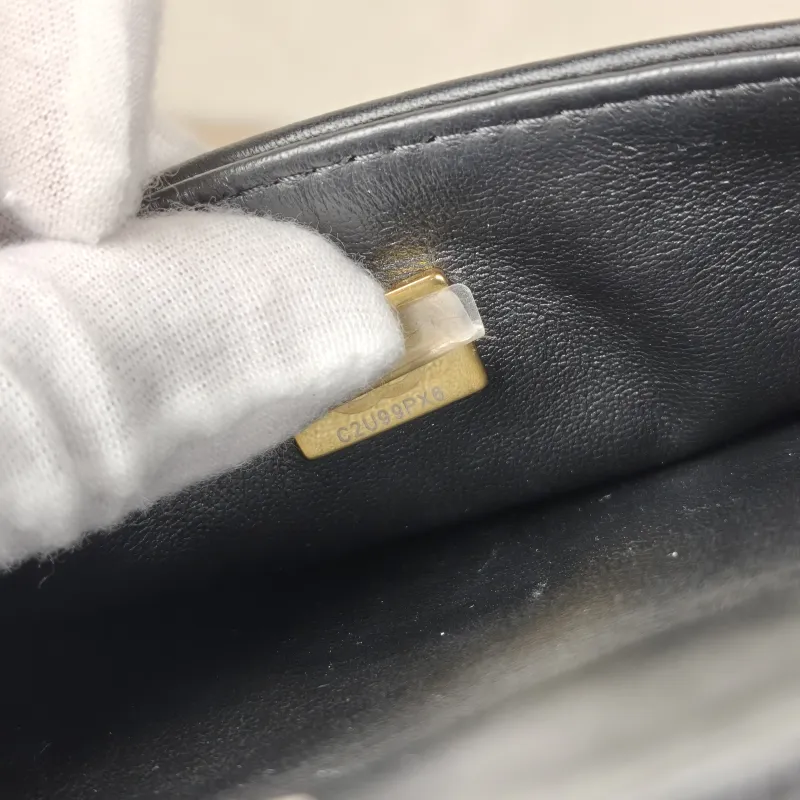 Chanel Crossbody Bag Black Grained Calfskin 21 × 9 × 15 cm — detail view 5 of 14