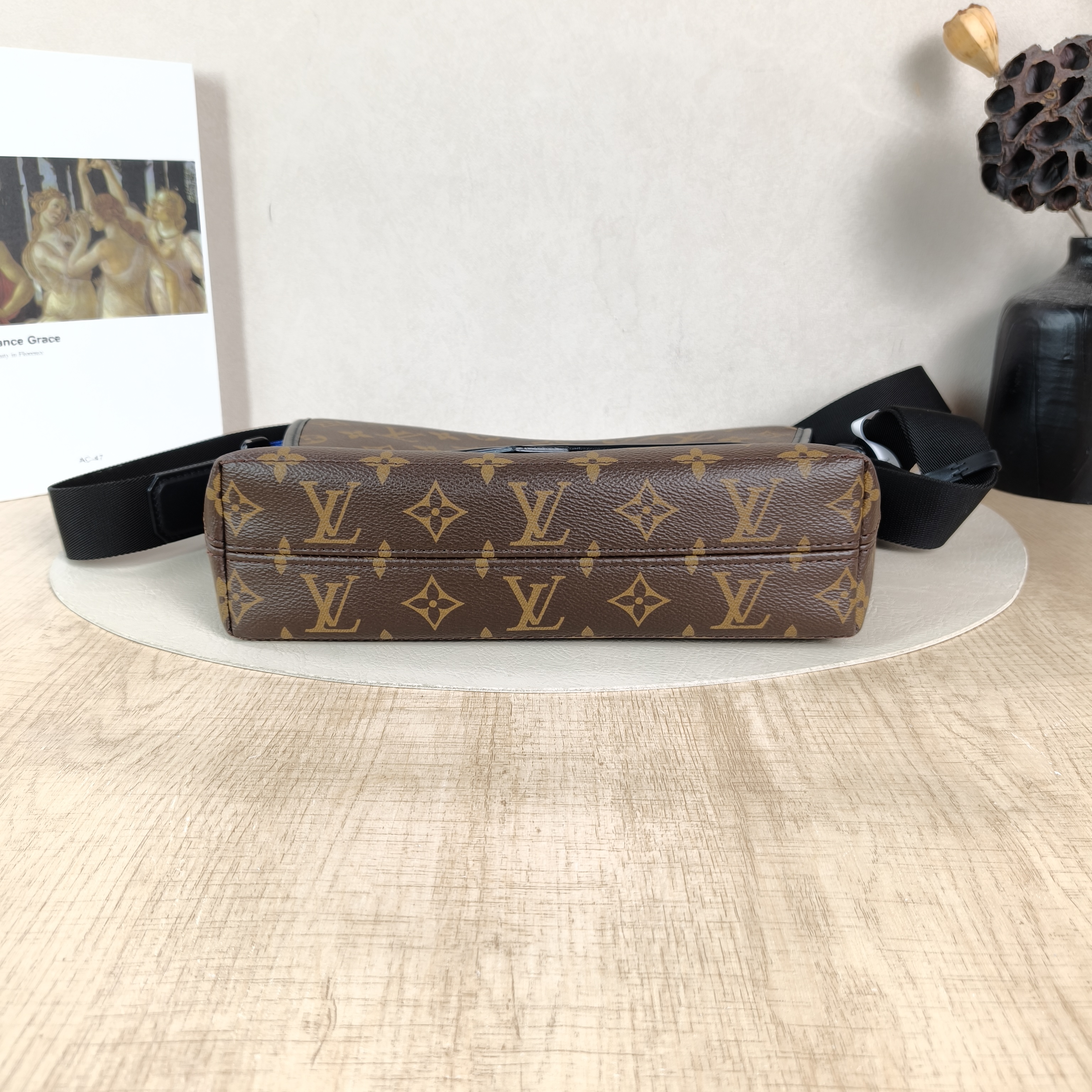 Louis Vuitton Crossbody Bag Magnetic Messenger Bag Monogram PVC One Size31.5 × 8 × 22 cm — cover view 2 of 5