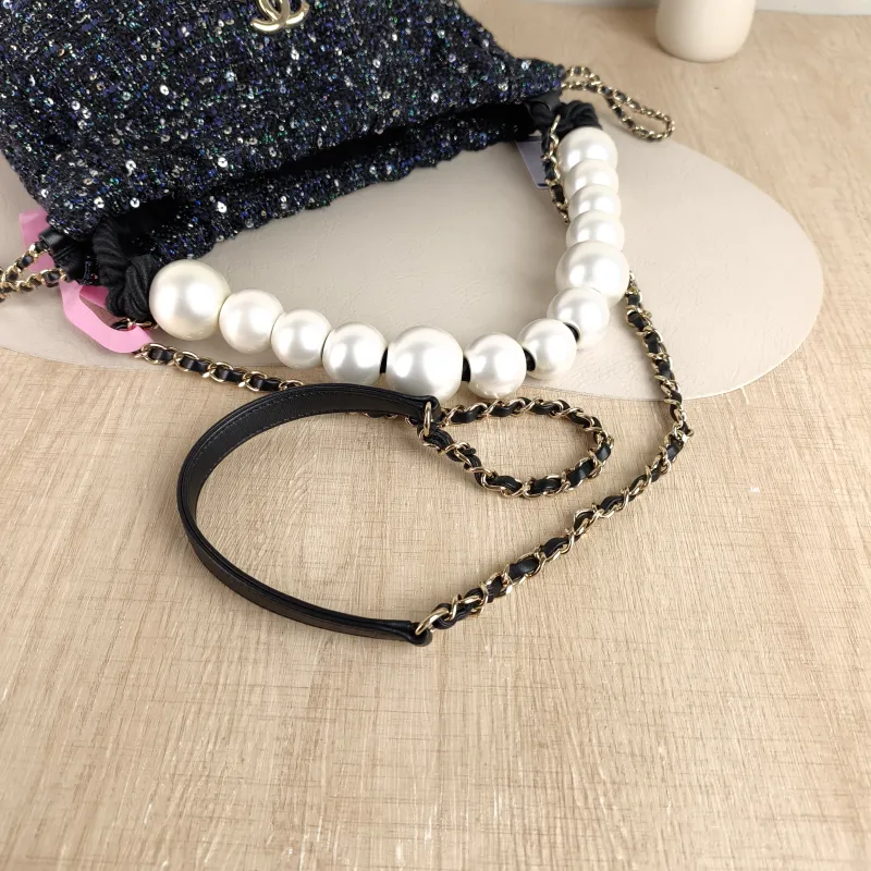 Chanel Shoulder Bag Pearl Bucket Bag Black One Size 25 × 8 × 27 cm 27 — detail view 10 of 11