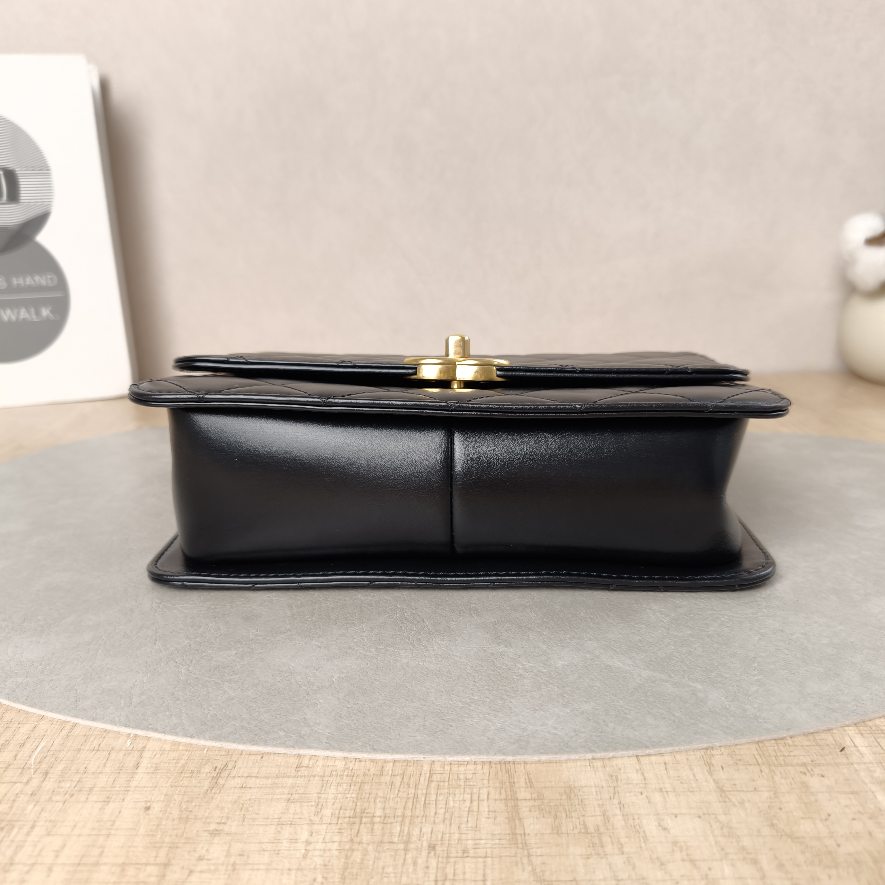 Chanel Crossbody Bag Black Calfskin Medium22 × 8 × 14.5 cm — cover view 3 of 5