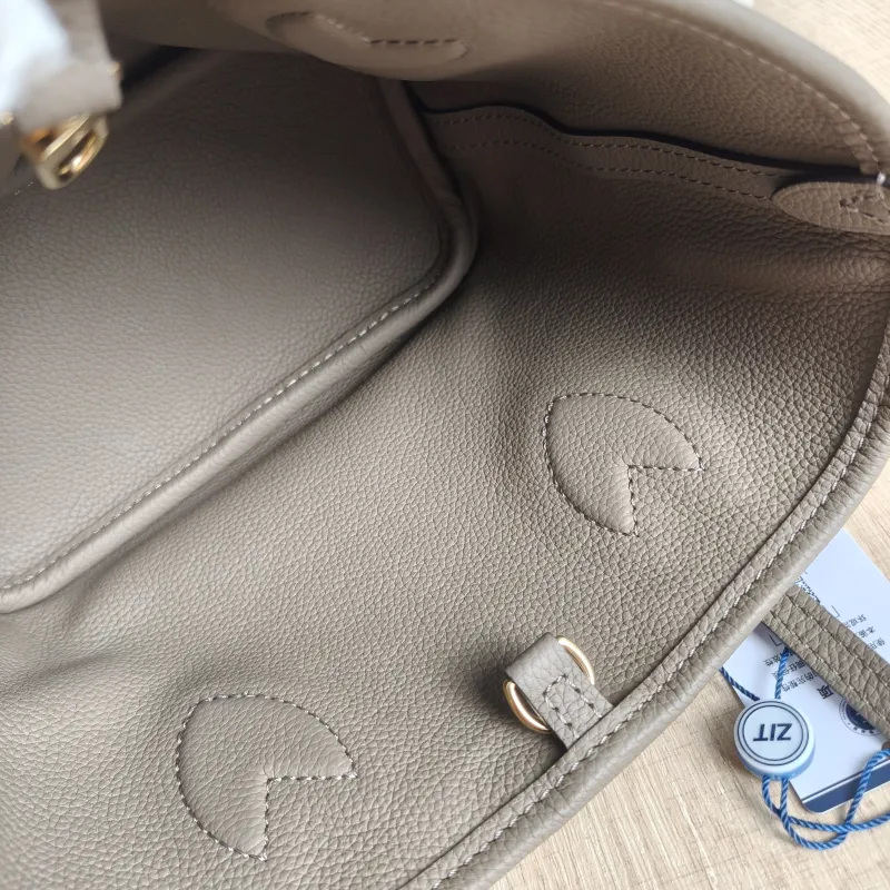 Louis Vuitton Crossbody Bag NEVERFULL INSIDE OUT BB PVC · Calfskin BB 26.5 × 11 × 16.5 cm — detail view 7 of 11