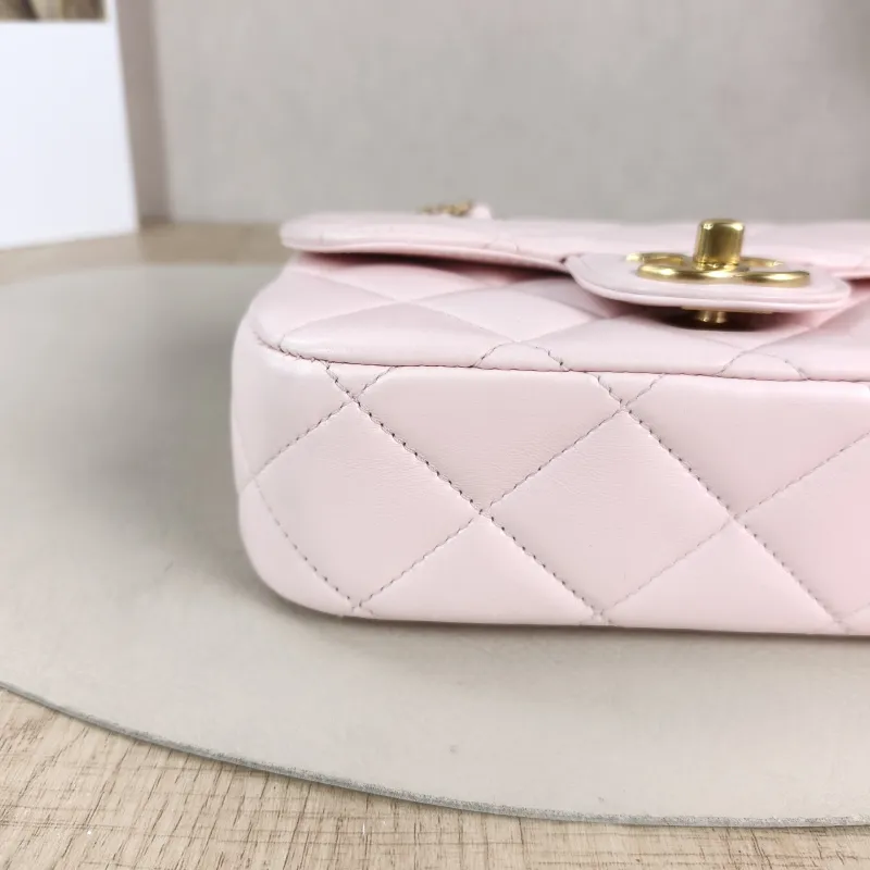 Chanel Crossbody Bag 24a Pearl Pink Lambskin Mini 19 × 7 × 13 cm — detail view 5 of 11