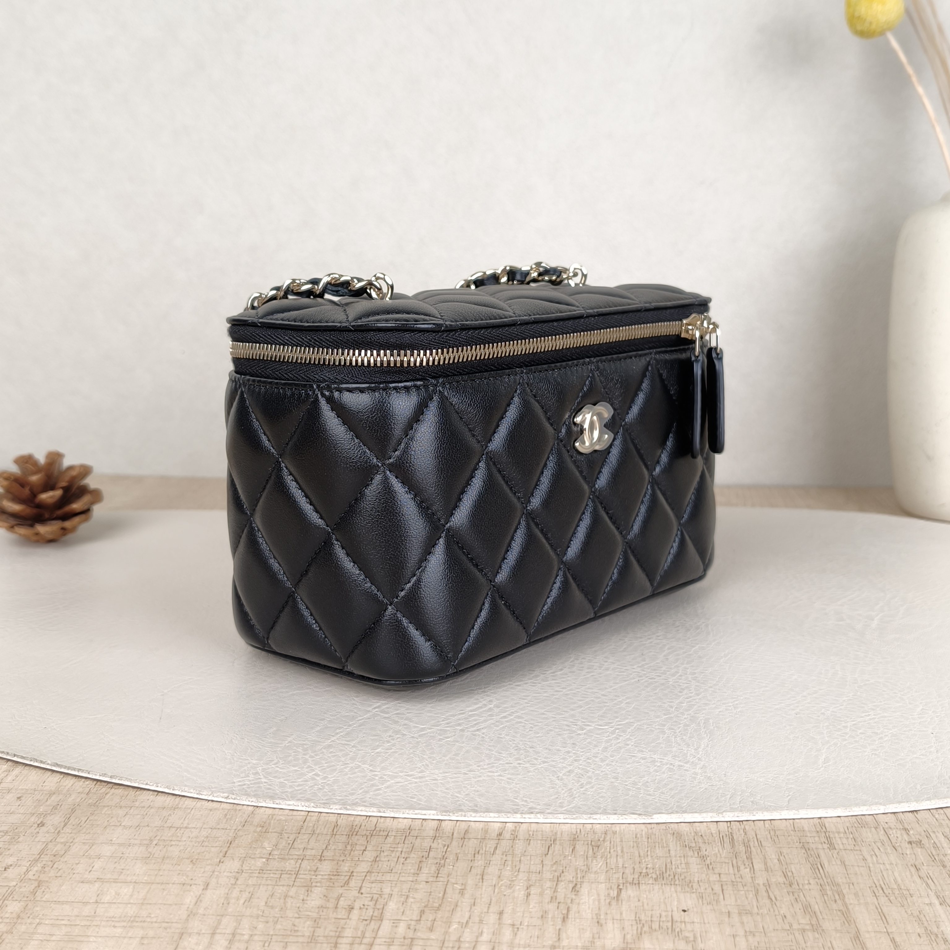 Chanel Crossbody Bag Edition Black Lambskin One Size17 × 8 × 9.5 cm — cover view 3 of 5