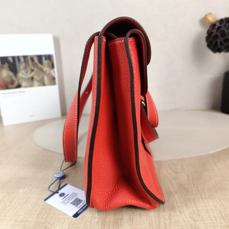 Hermès Shoulder Bag Halzan 31 Q5 Taurillon Clemence TC Calfskin Medium 31 × 9 × 28.5 cm A — detail view 7 of 12
