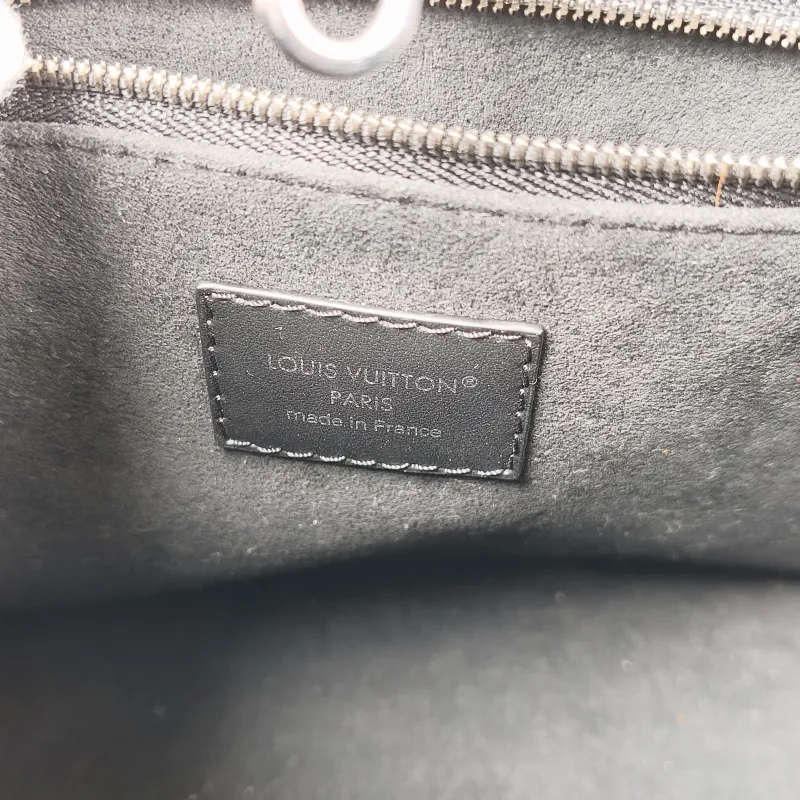 Louis Vuitton Shoulder Bag Onthego Black Calfskin Small 25 × 11.5 × 19 cm Shoulder Strap — detail view 2 of 12