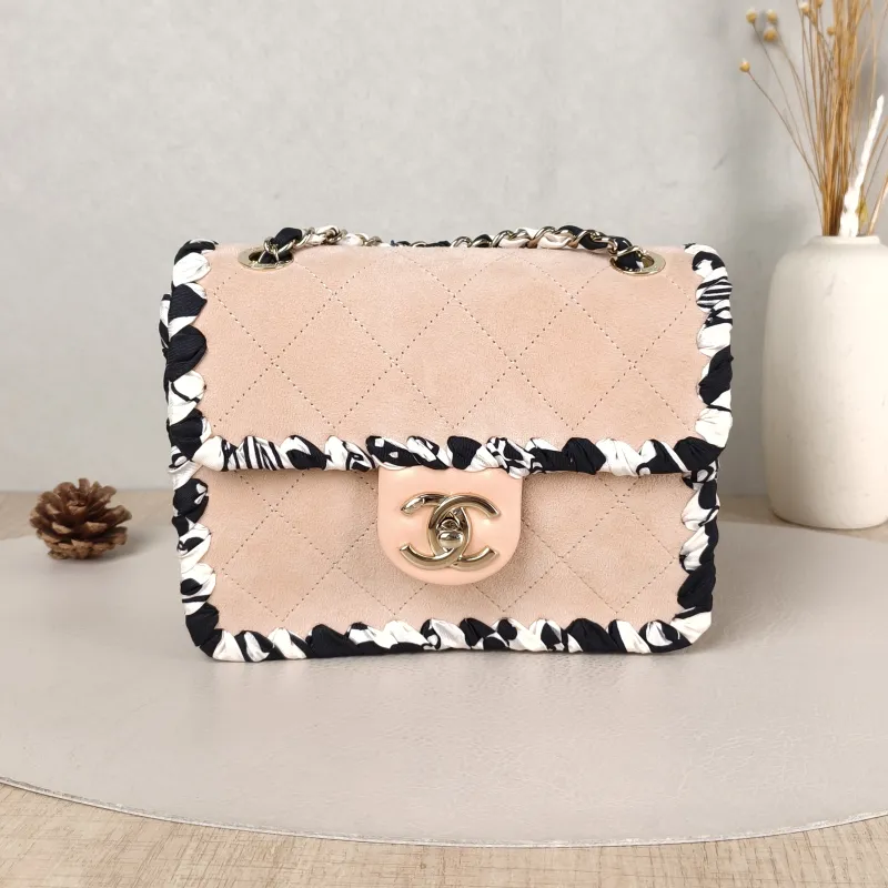 Chanel Crossbody Bag Edition Pink Suede 19 × 5 × 13.5 cm