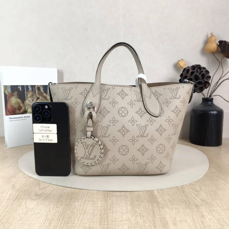 Louis Vuitton Crossbody Bag Blossom Top Handle Bag Calfskin Small20 × 12.5 × 20 cm — cover view 3 of 5