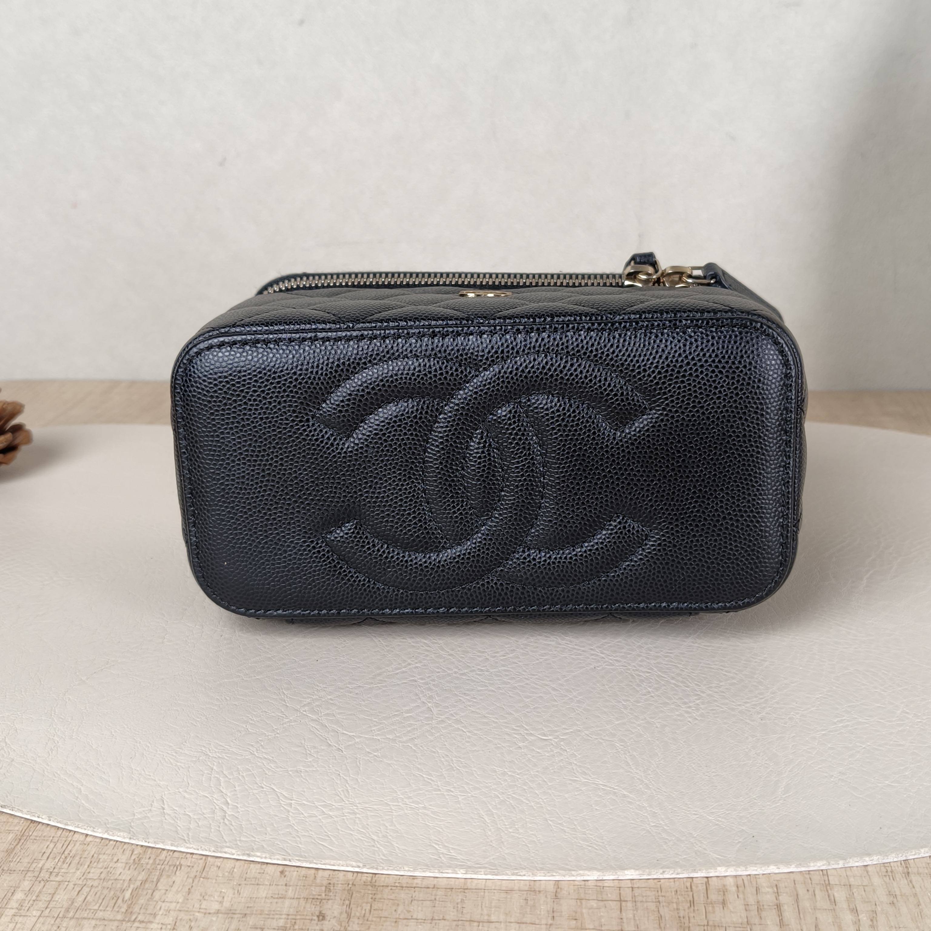 Chanel Crossbody Bag Edition Black Calfskin One Size16 × 8 × 9.5 cm — cover view 2 of 5