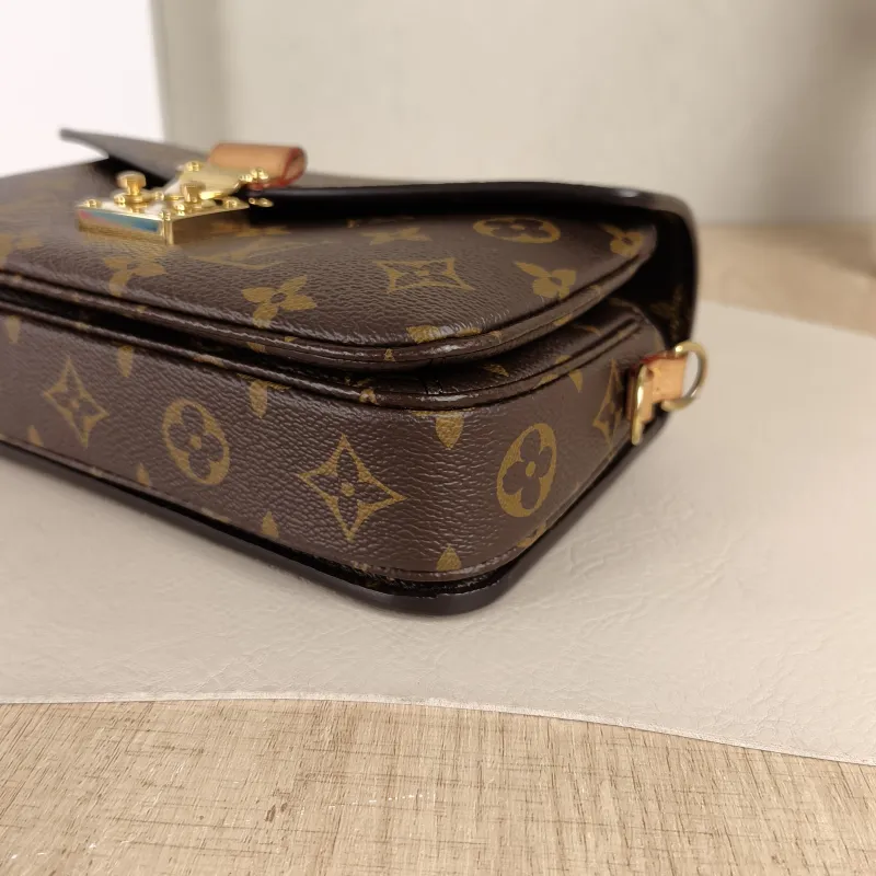 Louis Vuitton Crossbody Bag Pochette Métis East West Monogram PVC Small21.5 × 6 × 13.5 cm — detail view 10 of 13