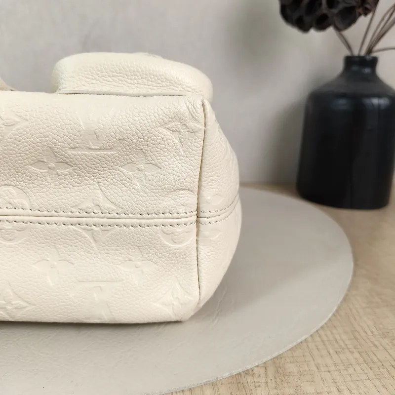 Louis Vuitton Backpack Backup Backpack White Calfskin One Size 20 × 14 × 22 cm — detail view 2 of 13