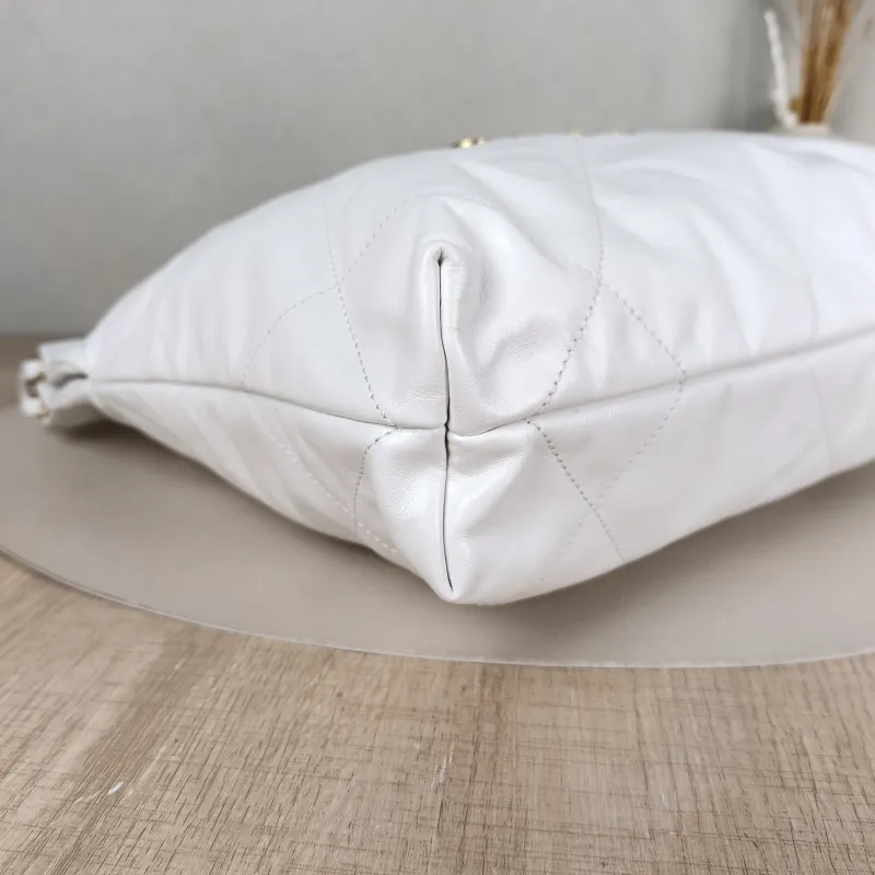 Chanel Shoulder Bag22Bag White CC alfskin Small35 × 7 × 37 cm — detail view 12 of 14
