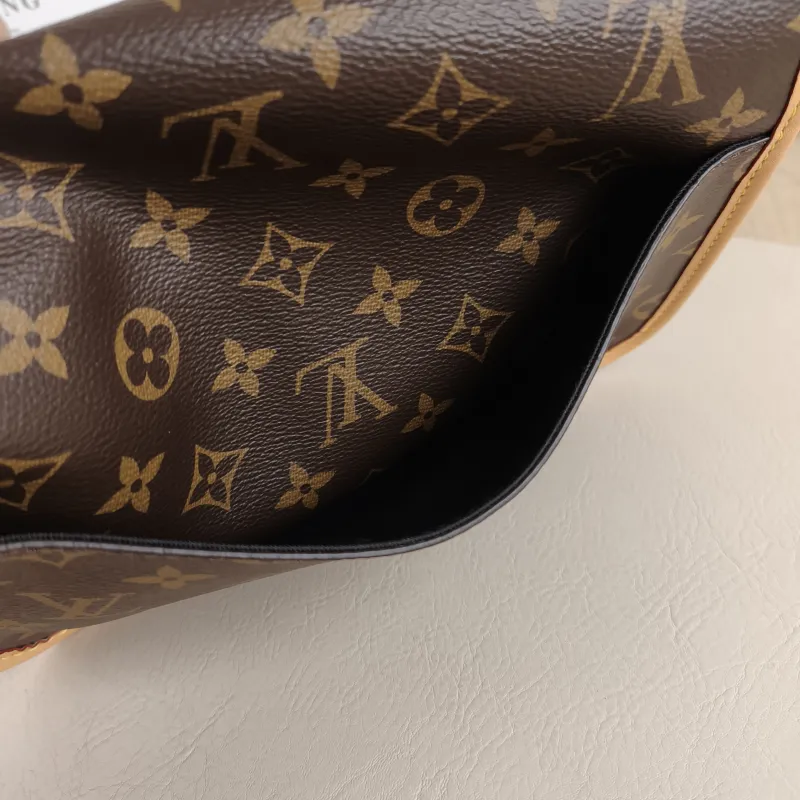 Louis Vuitton Crossbody Bag Diane Baguette Bag Shoulder Strap PVC Small 24 × 9 × 15 cm — detail view 3 of 12