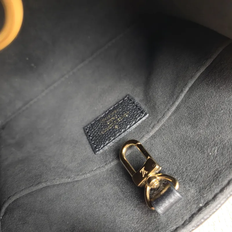 Louis Vuitton Crossbody Bag Onthego BB Black Empreinte Embossed Calfskin Monogram BB18 × 8.5 × 15 cm — detail view 11 of 12