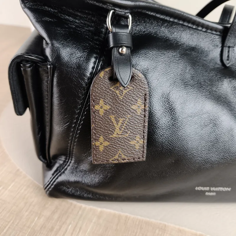 Louis Vuitton Crossbody Bag Carryall Cargo Vibe Black SL ambskin Small 33.5 × 15 × 23 cm — detail view 10 of 12