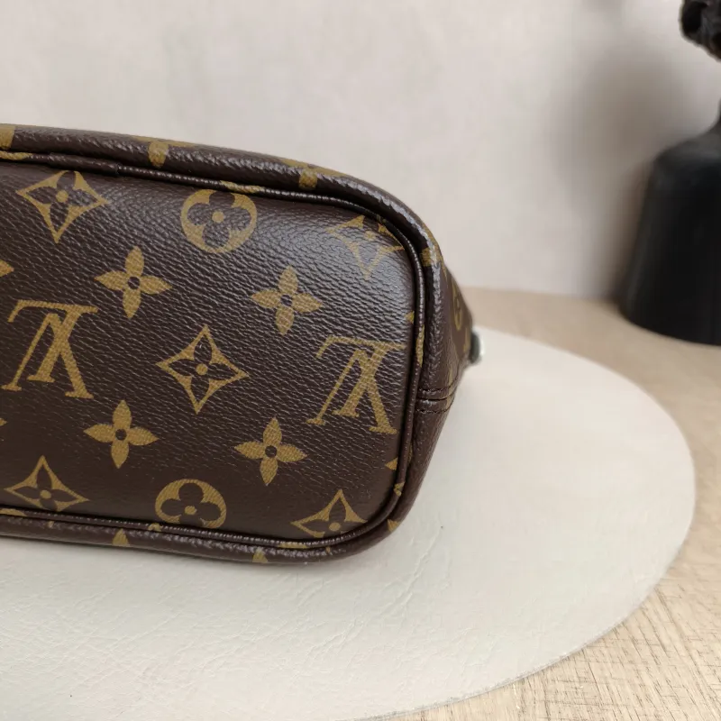 Louis Vuitton Crossbody Bag NEVERFULL INSIDE OUT BB Green PVC · Calfskin BB26.5 × 11 × 16.5 cm — detail view 11 of 15