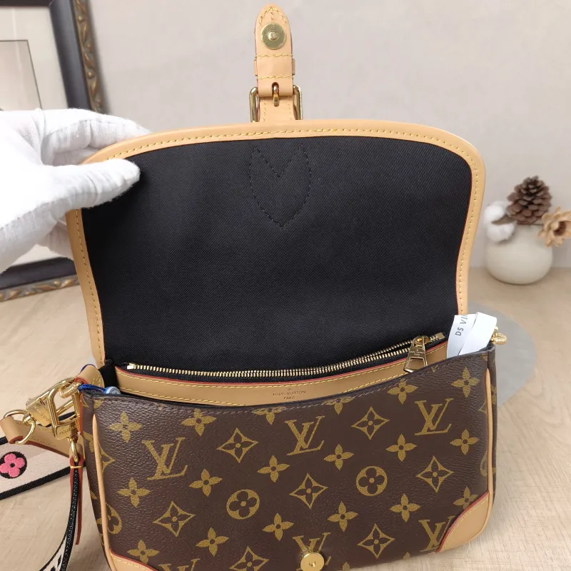 Louis Vuitton Crossbody Bag Diane Baguette Bag Shoulder Strap PVC Small24 × 9 × 15 cm — detail view 16 of 21
