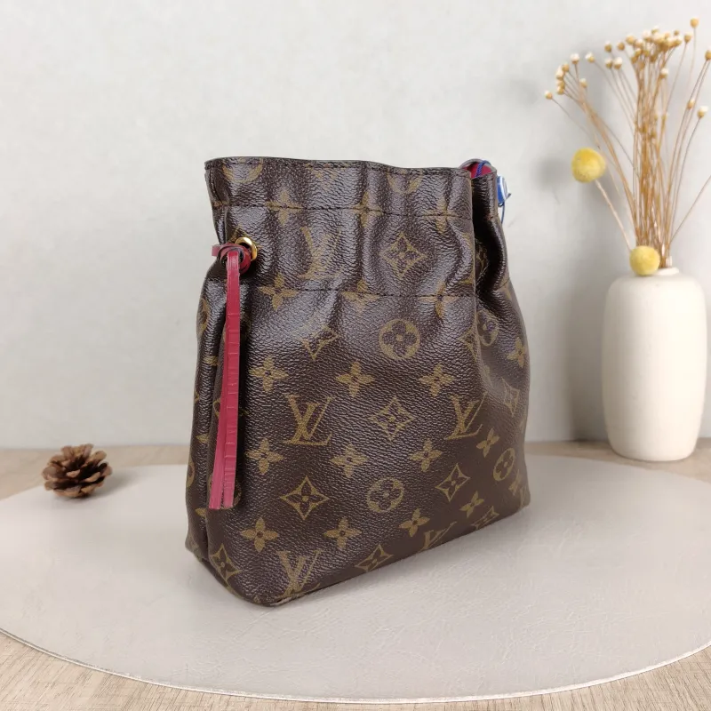 Louis Vuitton Clutch NOÉ Bucket Bag Monogram PVC 22 × 9 × 24 cm — cover view 5 of 5