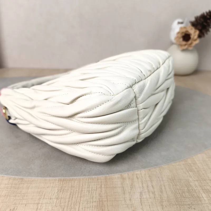 Miumiu Shoulder Bag Wander Matelassé Hobo White Lambskin Small20 × 6 × 17 cm — detail view 9 of 11