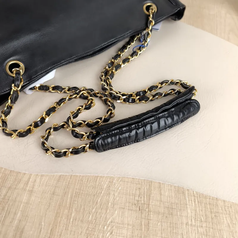 Chanel Shoulder Bag tote Black Calfskin One Size 31 × 6 × 25 cm 0 — detail view 2 of 13