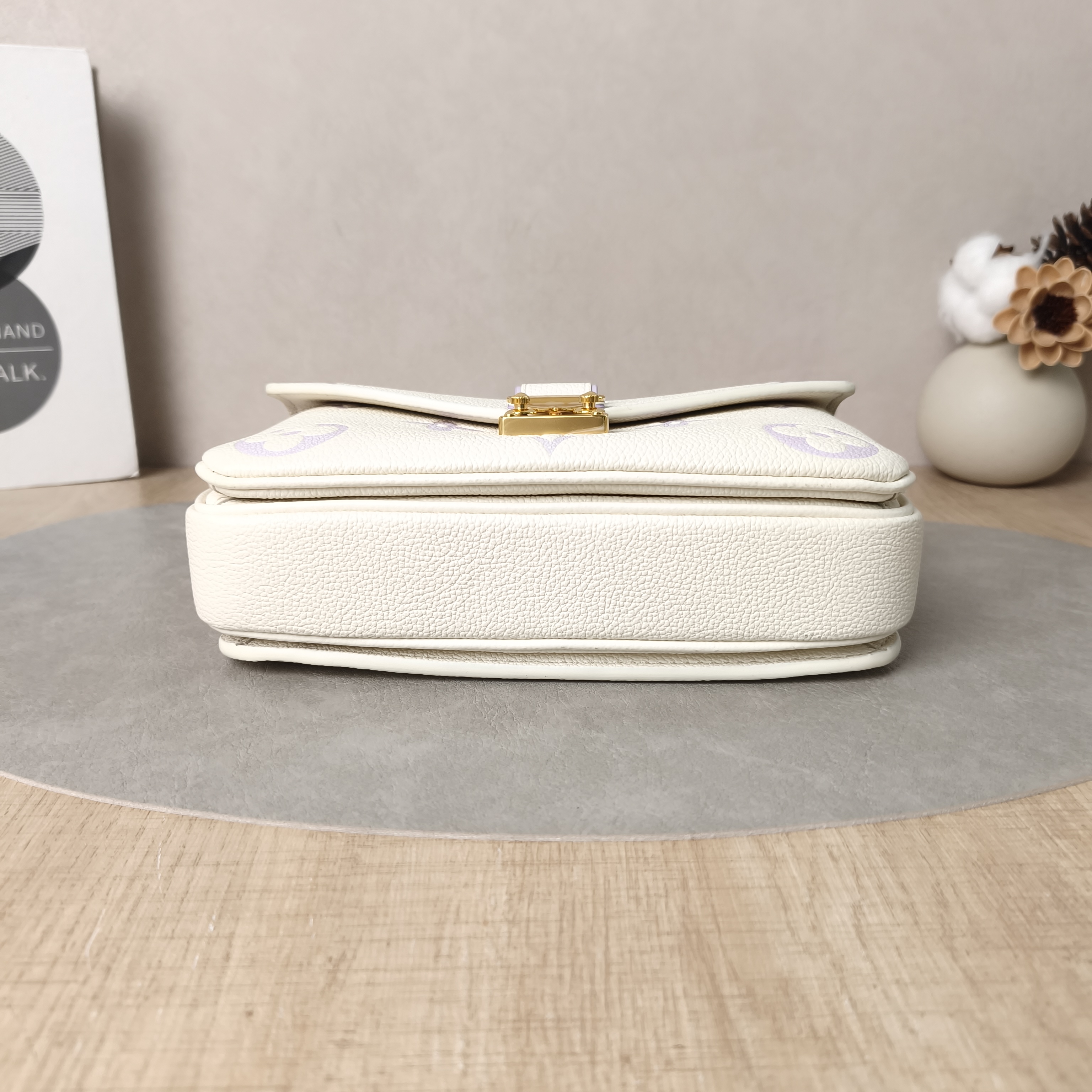 Louis Vuitton Crossbody Bag Pochette Métis East West White · Empreinte Embossed Calfskin Small21.5 × 6 × 13.5 cm — cover view 3 of 5