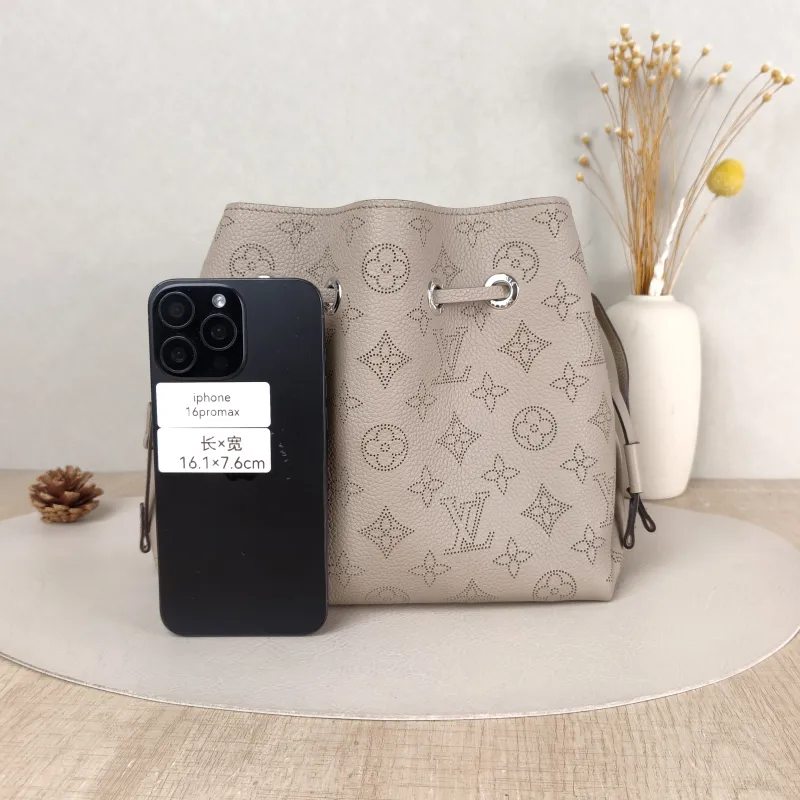 Louis Vuitton Crossbody Bag BELLA Calfskin One Size 22 × 14 × 19 cm — cover view 3 of 5