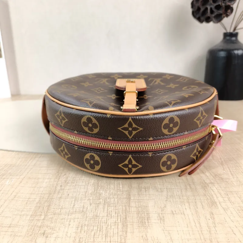 Louis Vuitton Crossbody Bag BOITE CHAPEAU SOUPLE Monogram PVC Large 20 × 8 × 22.5 cm — detail view 4 of 12