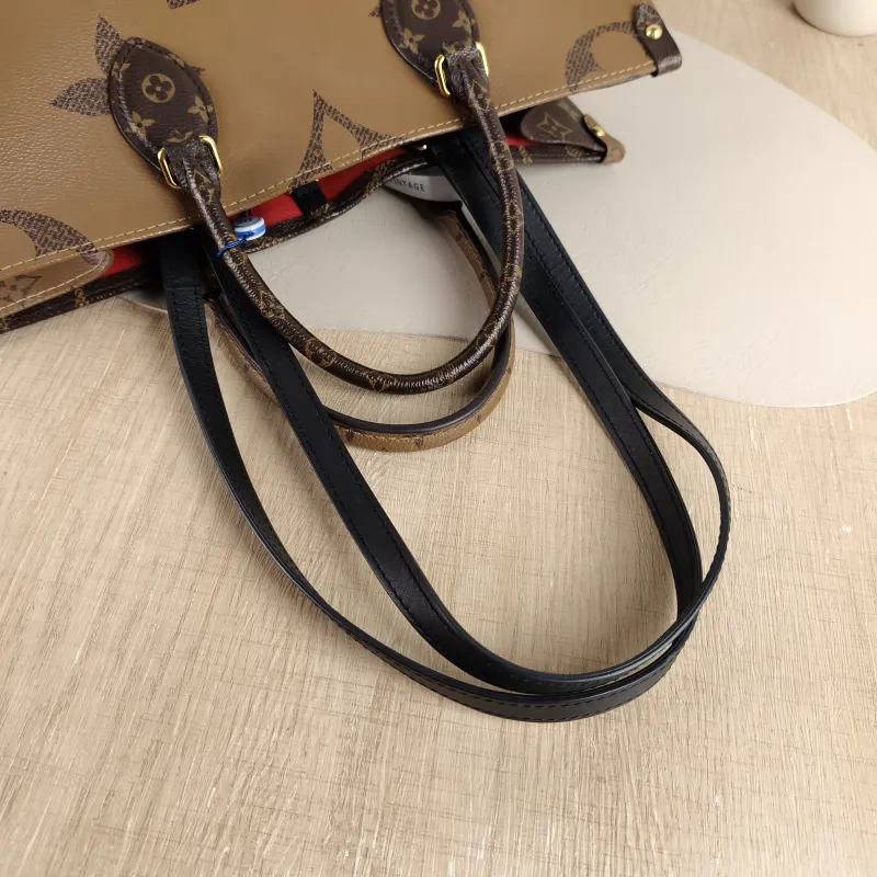 Louis Vuitton Shoulder Bag Onthego Medium Monogram PVC Medium 35 × 14 × 27 cm — detail view 4 of 10